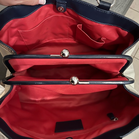 Unique Coach white a blue trim leather bag - Picture 3 of 3